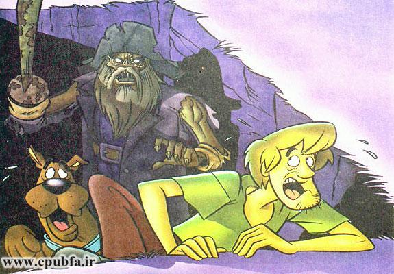 مردی که ماسک وحشتناکی روی صورتش زده بود با شمشیر برندهای بالای سر آنها ایستاد